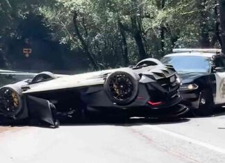 Officer Pushes Crashed Lamborghini Off Highway – Shocking Incident officer-pushes-crashed-lamborghini-off-highway-shocking-ncident
